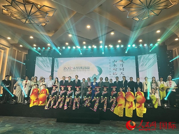 兩國(guó)嘉賓與中越藝術(shù)家現(xiàn)場(chǎng)合影。人民網(wǎng)記者 楊曄攝