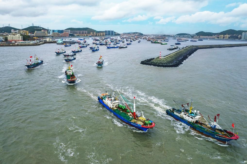 舟山沈家門水域漁船集中出海。（浙江海事局供圖）