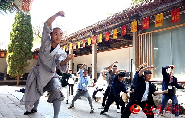 日本少林寺拳法青年代表團(tuán)體驗(yàn)體驗(yàn)少林十三拳。人民網(wǎng)記者 張靖攝