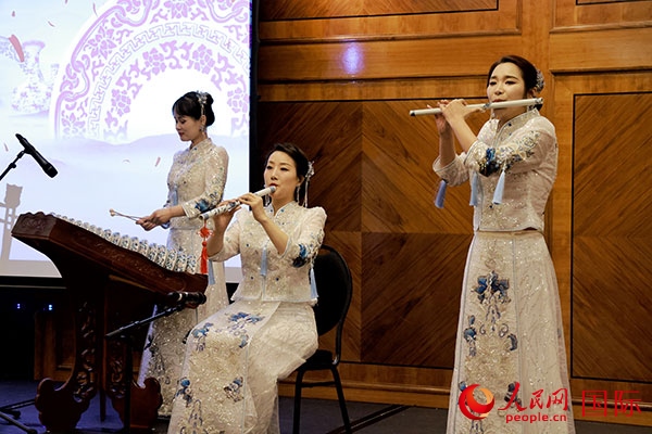 來(lái)自景德鎮(zhèn)的陶瓷音樂(lè)會(huì)在中秋佳節(jié)給英國(guó)倫敦的觀眾帶來(lái)了別樣的文化體驗(yàn)。人民網(wǎng)記者 邢雪攝