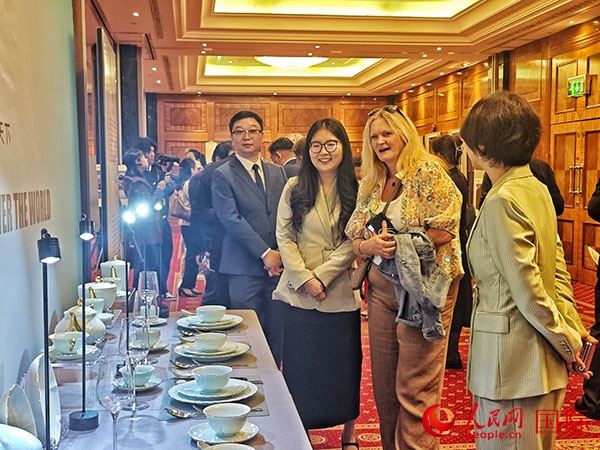 英國(guó)觀眾參觀“景德鎮(zhèn)制”區(qū)域品牌新品。人民網(wǎng)記者 邢雪攝