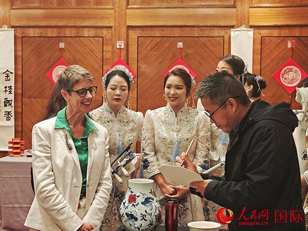 現(xiàn)場(chǎng)的非遺傳承人為英國(guó)觀眾展示畫技。人民網(wǎng)記者 邢雪攝