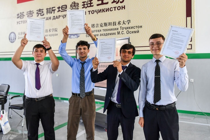 2024年7月3日，在塔吉克斯坦首都杜尚別，魯班工坊赴華留學(xué)生展示錄取通知書。新華社記者 曹陽 攝