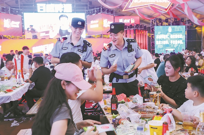 8月10日，黑龍江省哈爾濱市公安局松北分局民警輔警在啤酒大棚開(kāi)展安全宣傳。史繼東攝