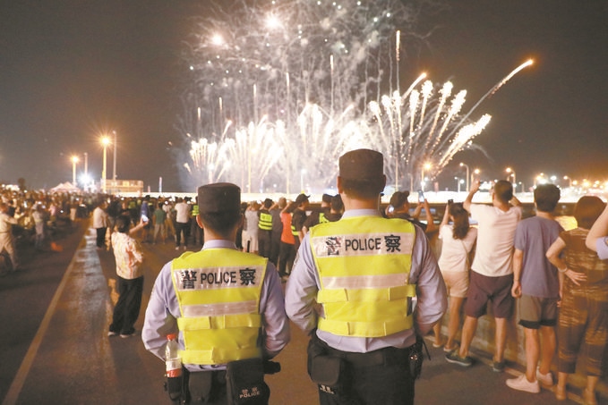 8月10日，黑龍江省哈爾濱市公安局松北分局民警輔警在啤酒大棚開(kāi)展安全宣傳。史繼東攝