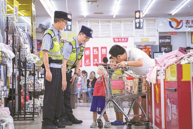 ?8月27日，貴州省凱里市公安局組織開(kāi)展拉網(wǎng)式大排查，民警在超市和群眾交流。周國(guó)輝攝