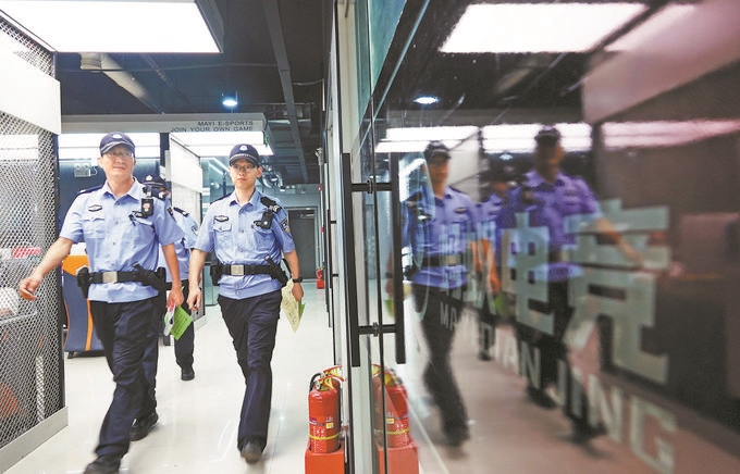 ▲7月6日，山西省新絳縣公安局龍興派出所組織警力對(duì)網(wǎng)吧等場(chǎng)所進(jìn)行集中治安檢查。高新生攝