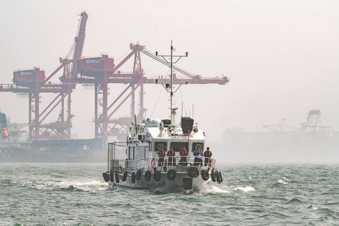 ?7月5日，秦皇島出入境邊防檢查站聯(lián)合秦皇島市公安局水陸巡特警支隊(duì)開(kāi)展海上聯(lián)合巡航。陳凈萱攝