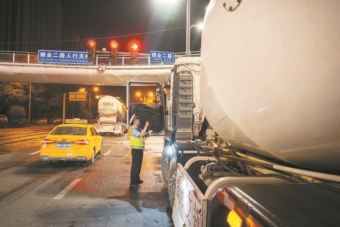 7月25日，陜西省西安市公安局交警支隊(duì)開(kāi)展全市中重型貨車及面包車違法異地互查整治行動(dòng)。孫崇明攝