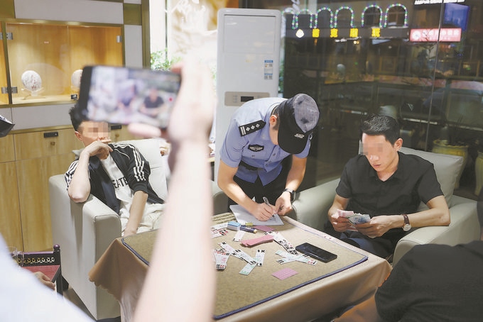 9月7日，云南省昆明市公安機(jī)關(guān)對(duì)棋牌室開(kāi)展檢查。