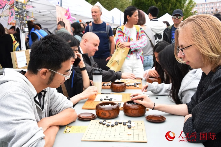 圍棋博弈。人民網(wǎng)記者 殷淼攝