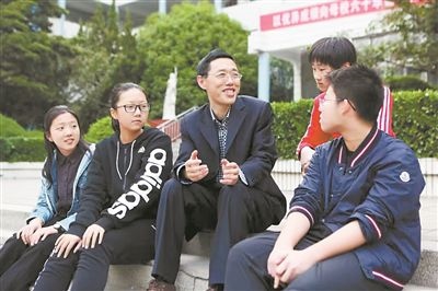 淮北市首批高層次人才儲(chǔ)備金獲得者、淮北市第一中學(xué)教師陳超（左三）在與學(xué)生交談?；幢笔形瞬殴ぷ骶止﹫D
