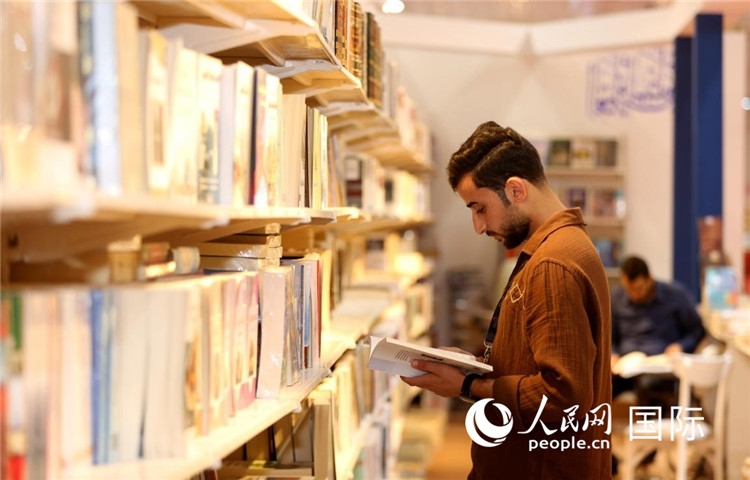 一位民眾在讀書。人民網(wǎng)中東中心分社奧馬爾·哈利勒攝