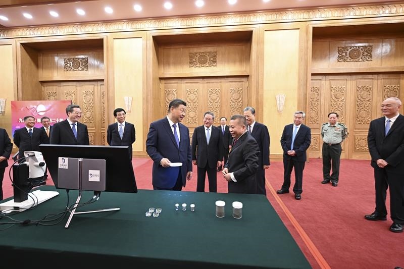 △2024年9月23日，習(xí)近平總書記等參觀月球樣品和探月工程成果展覽。