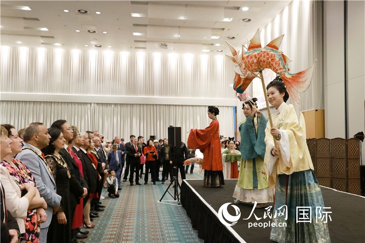 2、留學(xué)生表演了漢服展示《絲路霓裳》。邢雪攝