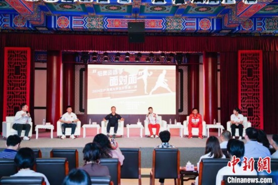 吳愉、王德新、沈?qū)W軍、江海東、朱曉蕾與在座同學(xué)們分享個人的體育故事與成長感悟。上海市港澳辦供圖