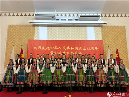 波蘭馬佐夫舍歌舞團(tuán)現(xiàn)場演出。人民網(wǎng)記者 禹麗敏攝