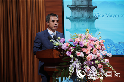 泉州市人民政府副市長(zhǎng)姚飛在“走進(jìn)中華文明——海絲印記 世遺泉州”主題人文交流活動(dòng)中致辭。人民網(wǎng) 王婧攝