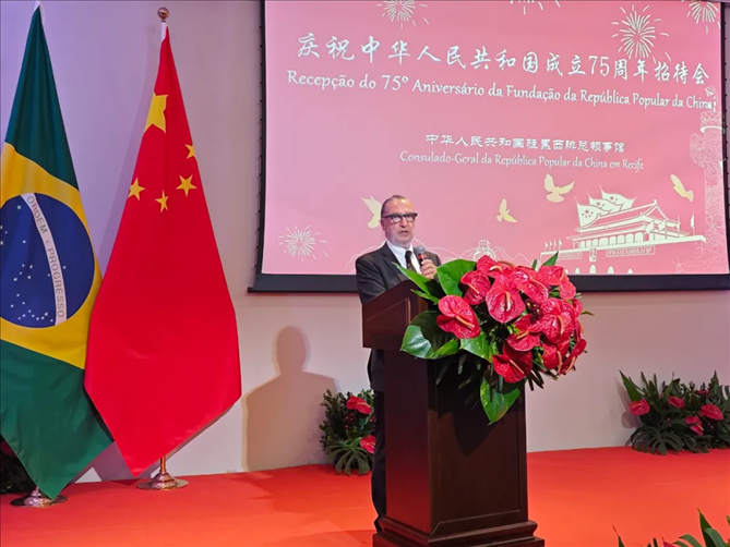巴西外交部駐東北部地區(qū)辦公室主任德寶拉大使在招待會上致辭。 中國駐累西腓總領(lǐng)館供圖