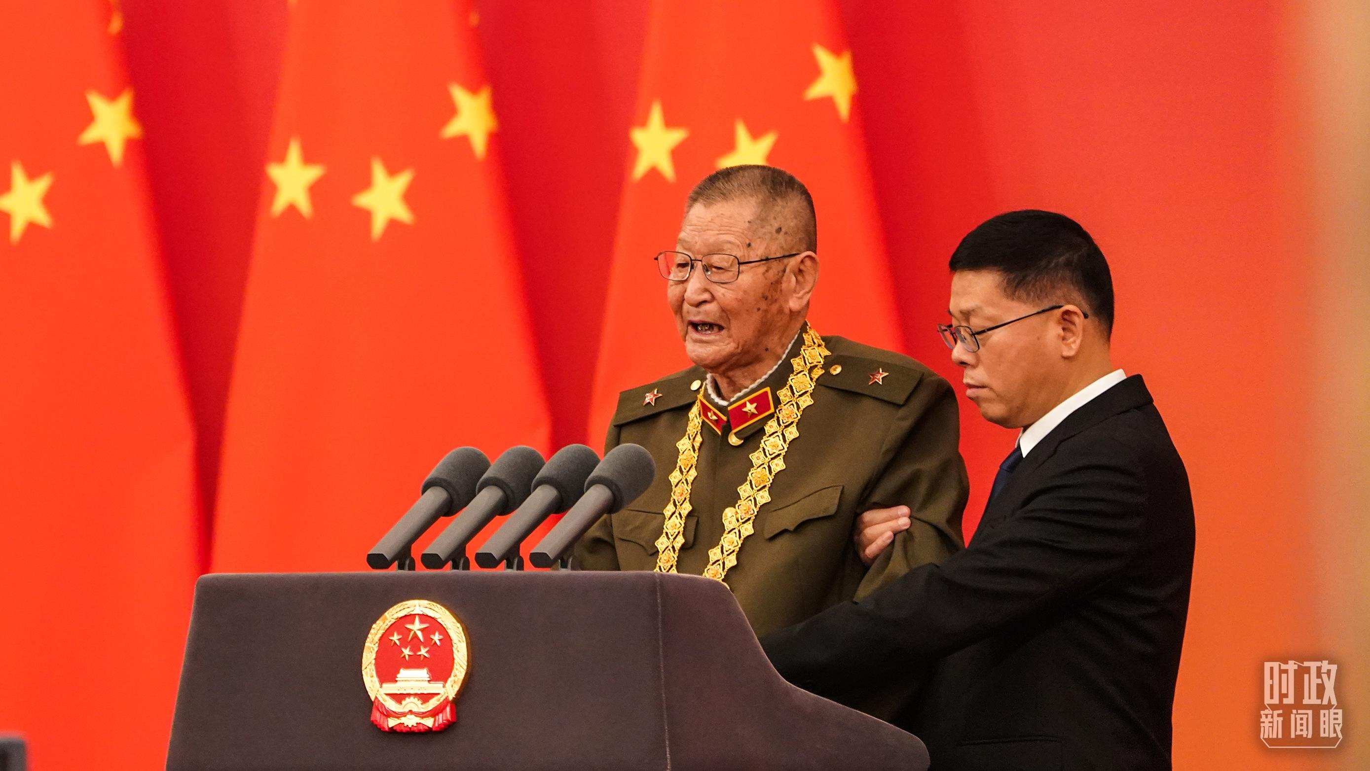 “共和國勛章”獲得者黃宗德在頒授儀式上發(fā)言。（總臺記者李晉拍攝）