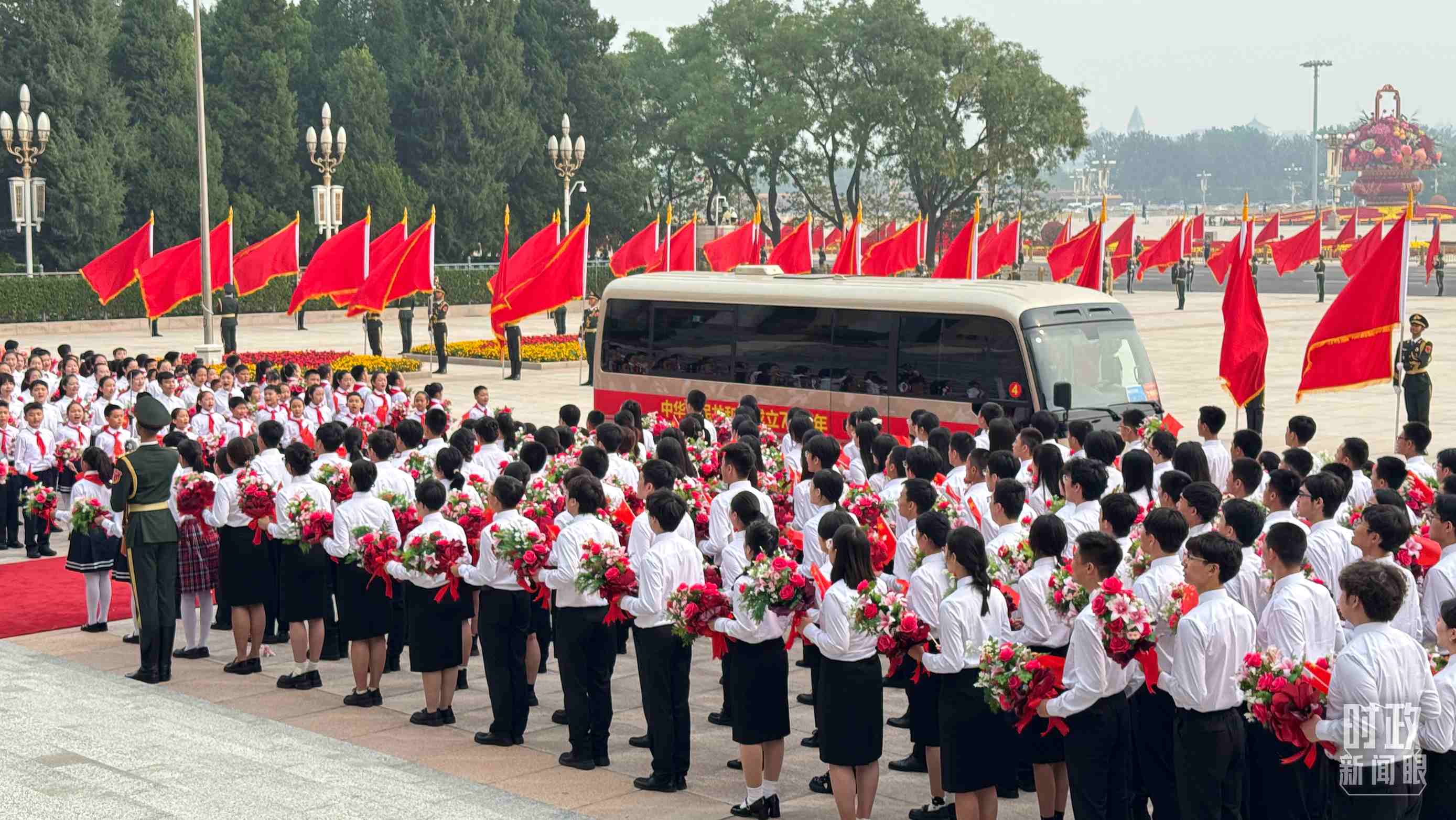 2024年9月29日，人民大會堂外，少先隊(duì)員列隊(duì)迎接英雄模范。（總臺央視記者蔣碩拍攝）