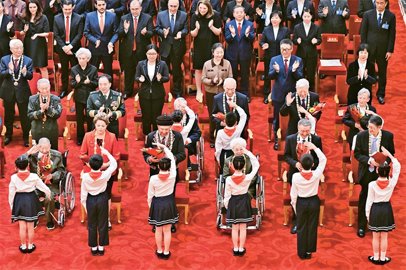2024年9月29日，中華人民共和國國家勛章和國家榮譽(yù)稱號頒授儀式在北京人民大會堂隆重舉行。圖為少先隊員向國家勛章和國家榮譽(yù)稱號獲得者敬禮致意。 新華社記者 岳月偉/攝