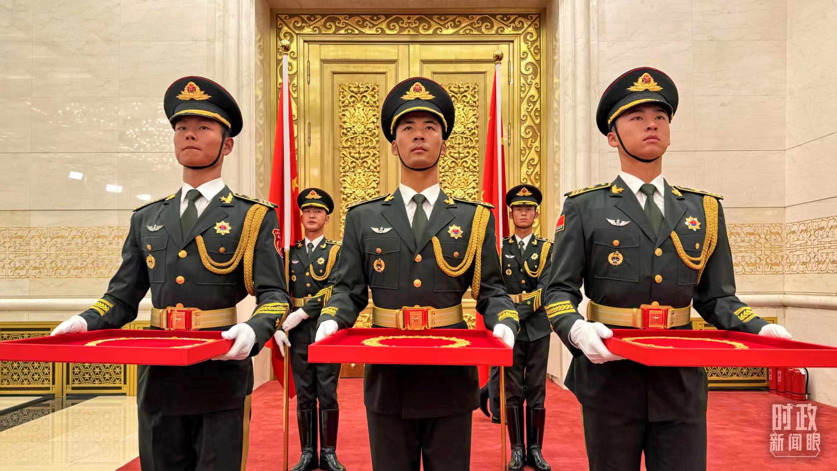 禮兵手捧共和國勛章、友誼勛章和國家榮譽(yù)稱號獎(jiǎng)?wù)隆＃偱_央視記者李增仁拍攝）