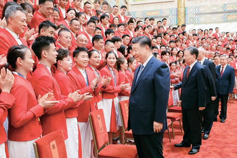 2024年8月20日，黨和國家領導人習近平、趙樂際、王滬寧、蔡奇、李希、韓正等在人民大會堂接見第33屆夏季奧林匹克運動會中國體育代表團全體成員。 新華社記者 鞠鵬/攝