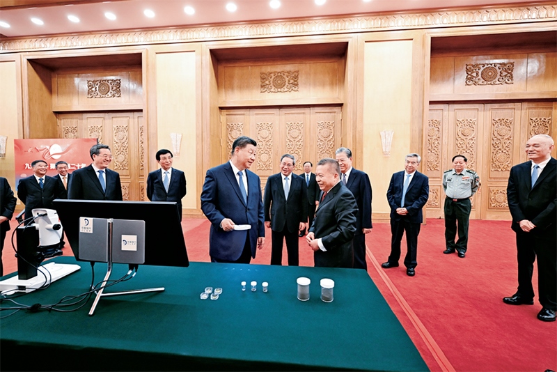 2024年9月23日，黨和國家領導人習近平、李強、趙樂際、王滬寧、蔡奇、丁薛祥、李希等在人民大會堂接見探月工程嫦娥六號任務參研參試人員代表并參觀月球樣品和探月工程成果展覽。這是習近平等參觀月球樣品和探月工程成果展覽。 新華社記者 謝環(huán)馳/攝