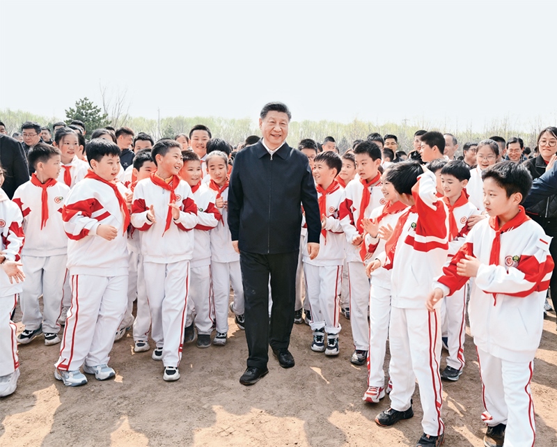 2024年4月3日，黨和國家領導人習近平、李強、趙樂際、王滬寧、蔡奇、丁薛祥、李希、韓正等來到北京市通州區(qū)潞城鎮(zhèn)參加首都義務植樹活動。這是習近平同少先隊員在一起。 新華社記者 李學仁/攝