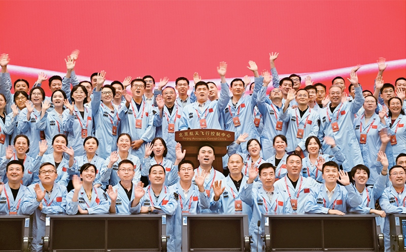 嫦娥六號完成了人類歷史上首次月球背面采樣，突破了多項關(guān)鍵技術(shù)，是我國建設(shè)航天強(qiáng)國、科技強(qiáng)國取得的又一標(biāo)志性成果，是我國探月工程的重要里程碑。圖為2024年6月25日，嫦娥六號任務(wù)圓滿成功后，工作人員在北京航天飛行控制中心合影。 新華社記者 金良快/攝