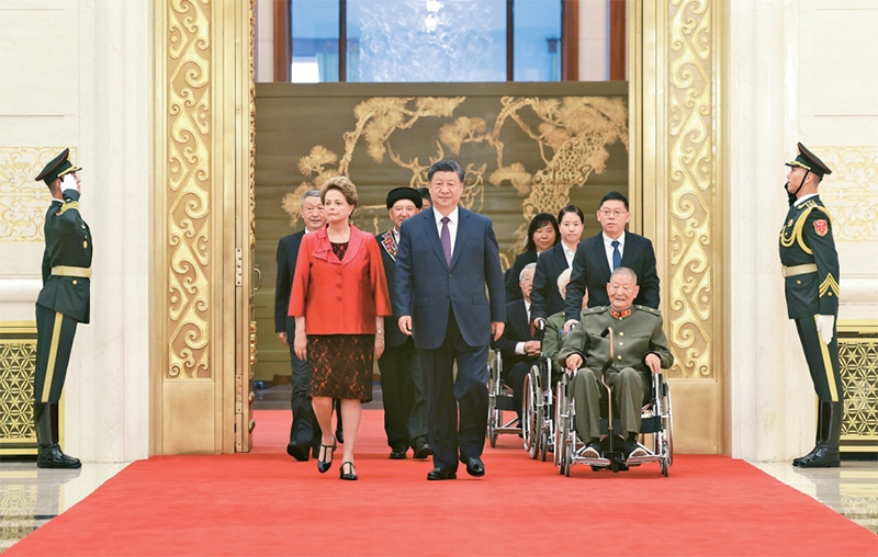 2024年9月29日，中華人民共和國國家勛章和國家榮譽稱號頒授儀式在北京人民大會堂金色大廳隆重舉行。中共中央總書記、國家主席、中央軍委主席習近平同國家勛章和國家榮譽稱號獲得者一同步入會場。 新華社記者 王曄/攝