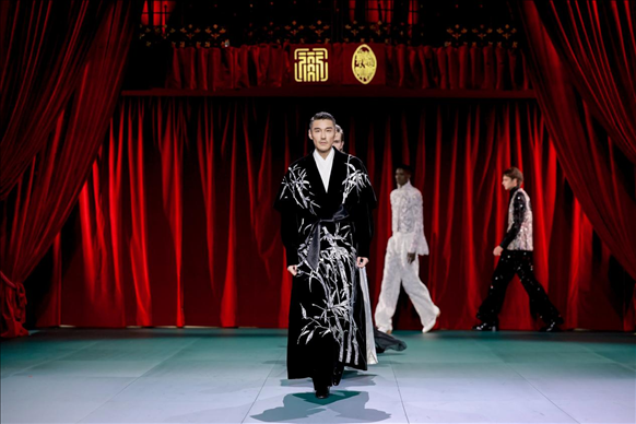 9月28日，模特在法國(guó)巴黎舉行的“2024巴黎·恭王府服飾秀”上展示服裝（主辦方供圖）