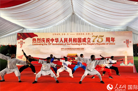 肯尼亞青年表演中國武術。人民網記者 黃煒鑫攝