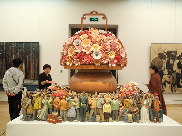 2024年9月28日，觀眾在中國美術(shù)館參觀“慶祝中華人民共和國成立75周年——第十四屆全國美術(shù)作品展覽進(jìn)京作品展”。杜建坡攝。來源：人民圖片網(wǎng)