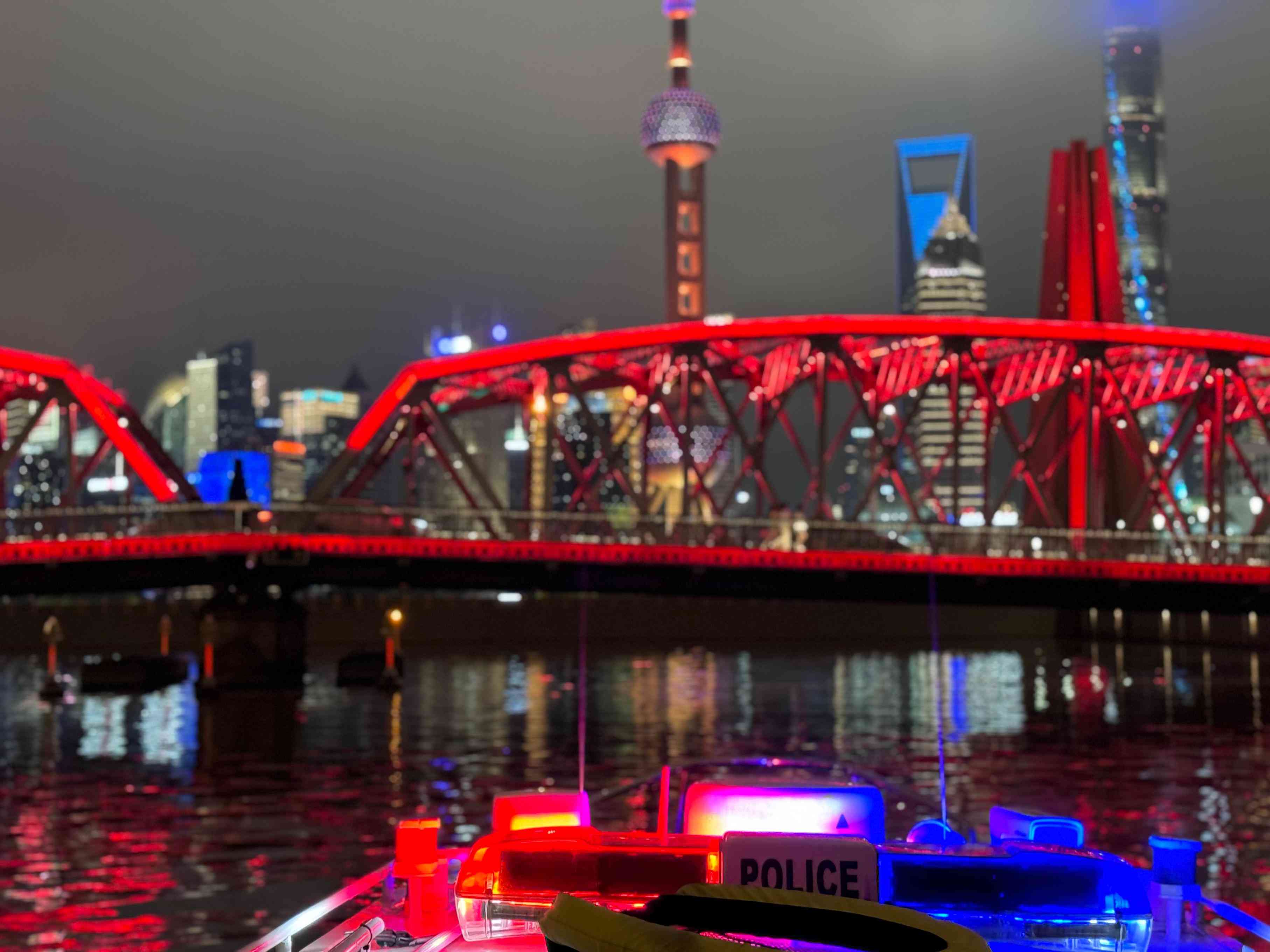 公安艇夜間巡邏。人民網(wǎng)記者 郝萍攝
