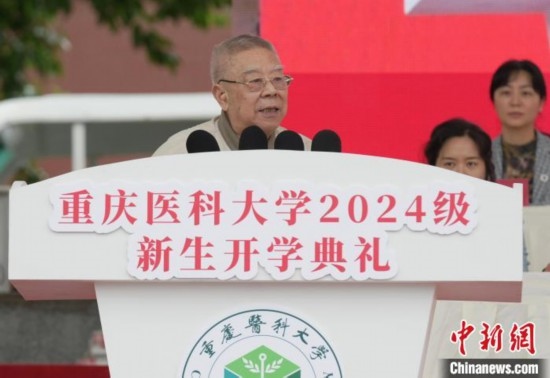 圖為陳宏礎教授為新生帶來“開學第一課”。中新網(wǎng)記者 周毅 攝