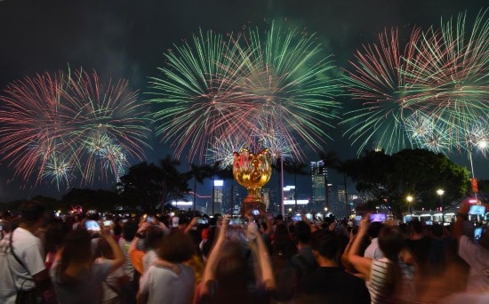 10月1日晚，香港國慶煙花匯演在維多利亞港舉行，慶祝中華人民共和國成立75周年。新華社記者 陳鐸 攝