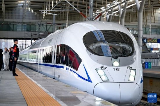 10月1日，由銀川開(kāi)往惠農(nóng)的C8218次列車(chē)從銀川站駛出。