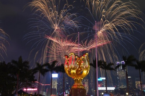 10月1日晚，香港國慶煙花匯演在維多利亞港舉行，慶祝中華人民共和國成立75周年。新華社記者 陳鐸 攝