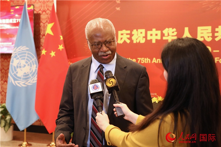 聯(lián)大主席菲勒蒙在招待會現(xiàn)場接受媒體采訪，他向中國政府和人民致以節(jié)日祝賀，表示中國的發(fā)展成就令人驚嘆。人民網(wǎng)記者 李志偉攝