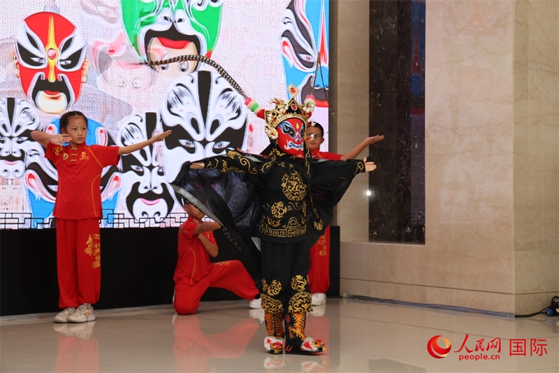 迪拜中國學校學生表演變臉。人民網記者任皓宇攝