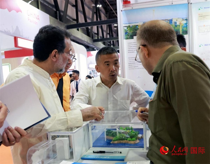 中企推出的綠色能源海水淡化系統(tǒng)吸引了參展商關注。人民網(wǎng)記者管克江攝