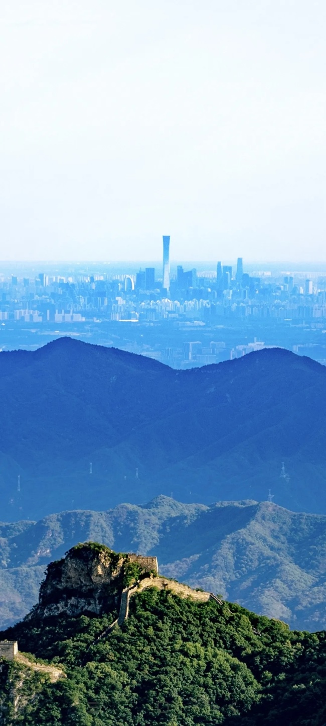 從長城上遠(yuǎn)眺，北京中央商務(wù)區(qū)清晰可見。（攝影：魯夢晗 王佰龍）