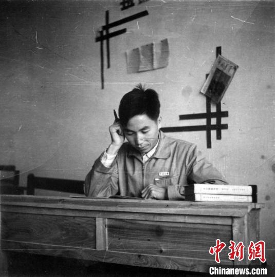 大學時期，龍樂豪在教室自習。(中國運載火箭技術研究院供圖)