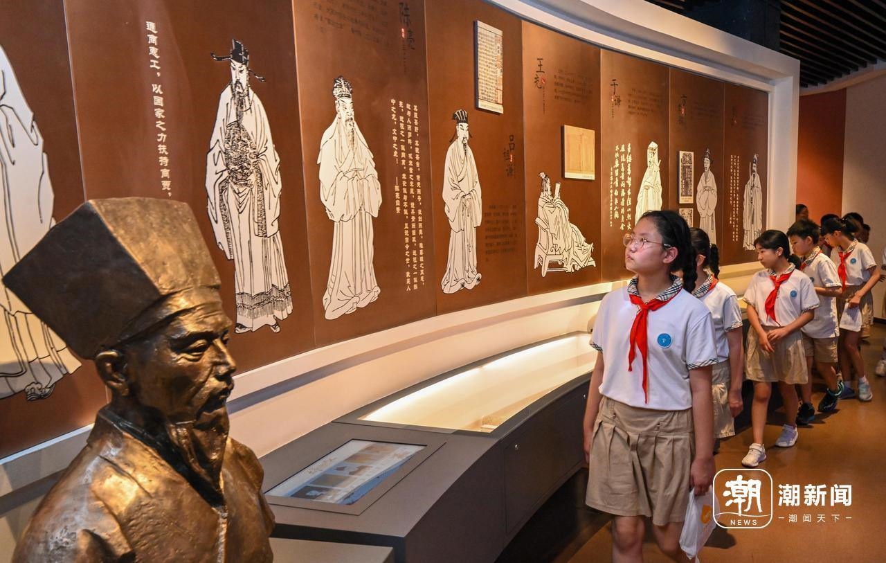 來自杭州市政苑小學(xué)的學(xué)生走進(jìn)浙江省檔案館“大寫浙江人”展廳，近距離“觸摸”歷史、走進(jìn)榜樣、聆聽故事，激發(fā)愛黨愛國愛家熱情。記者 董旭明 攝