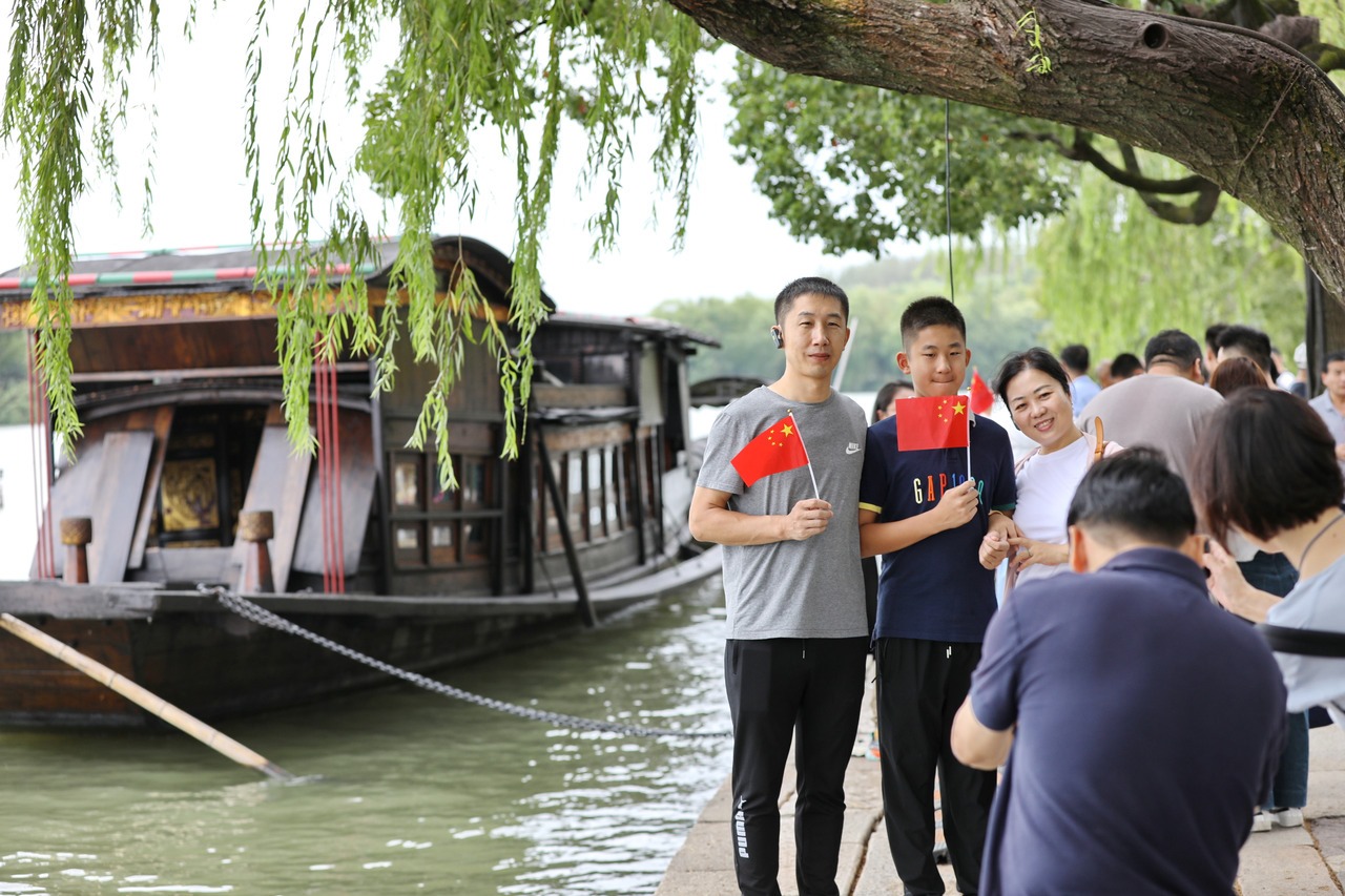 10月1日，市民在浙江省嘉興市南湖景區(qū)參加游園活動(dòng)。新華社發(fā) 金鵬 攝