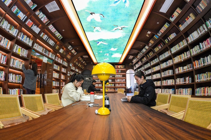 2024年1月4日，讀者在江西省宜春市袁州區(qū)珠泉街道獅子山公園城市書(shū)房?jī)?nèi)閱讀、學(xué)習(xí)。新華社發(fā)（周亮 攝）