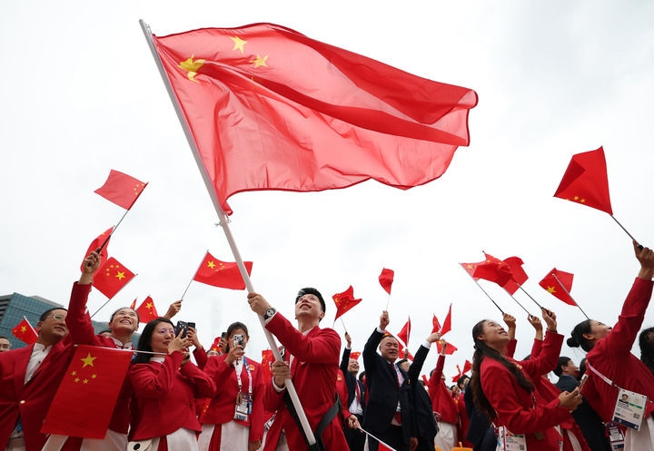 2024年7月26日，在法國(guó)巴黎舉行的第33屆夏季奧林匹克運(yùn)動(dòng)會(huì)開(kāi)幕式正式開(kāi)始前，中國(guó)體育代表團(tuán)旗手揮舞國(guó)旗。新華社記者 曹燦 攝