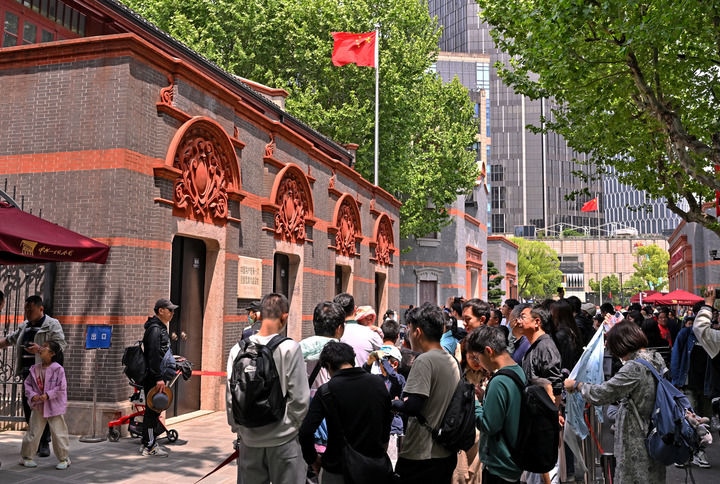 2024年5月3日，游客在位于上海的中共一大會(huì)址前參觀。新華社記者 劉穎 攝